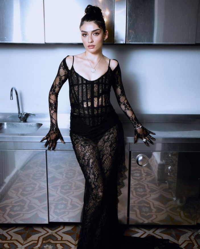 Hazar Ergüçlü dantelli transparan elbisesiyle bir oturup bir kalktı! Sütyensiz pozları sosyal medyayı yıktı