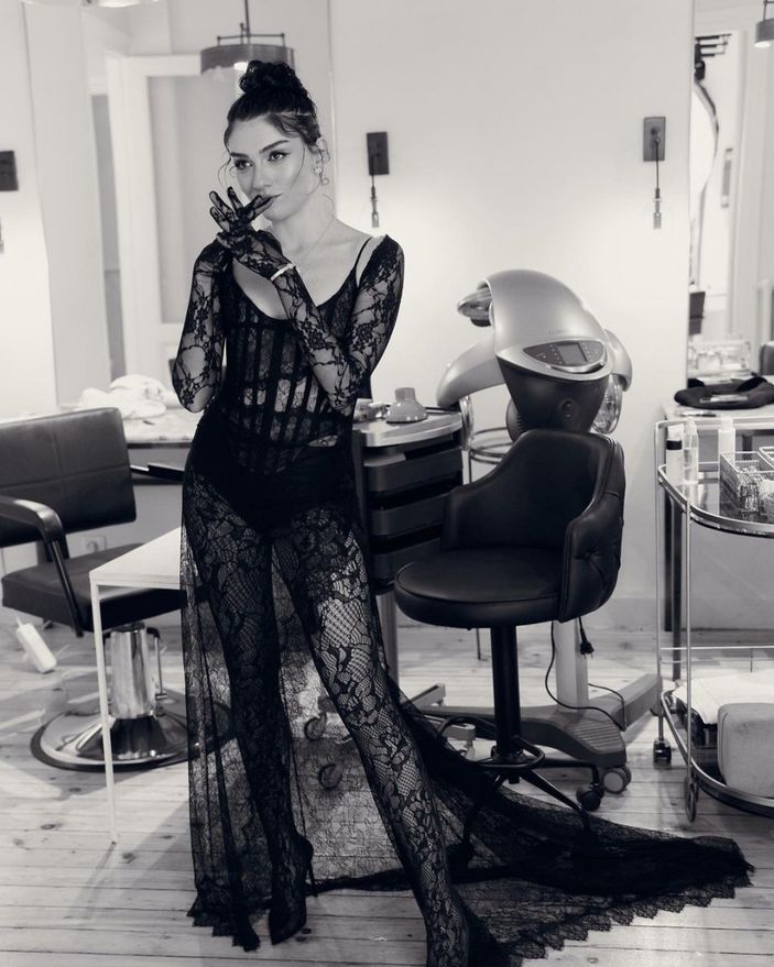 Hazar Ergüçlü dantelli transparan elbisesiyle bir oturup bir kalktı! Sütyensiz pozları sosyal medyayı yıktı