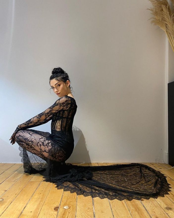 Hazar Ergüçlü dantelli transparan elbisesiyle bir oturup bir kalktı! Sütyensiz pozları sosyal medyayı yıktı