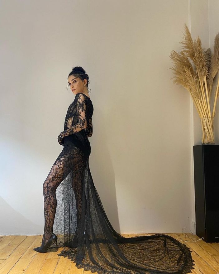 Hazar Ergüçlü dantelli transparan elbisesiyle bir oturup bir kalktı! Sütyensiz pozları sosyal medyayı yıktı