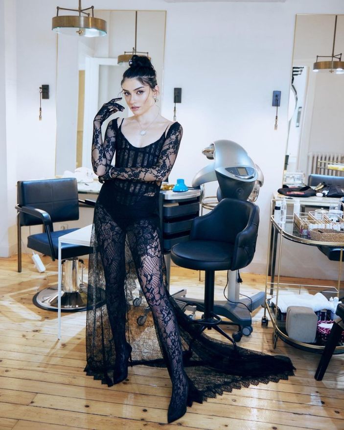 Hazar Ergüçlü dantelli transparan elbisesiyle bir oturup bir kalktı! Sütyensiz pozları sosyal medyayı yıktı