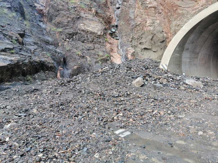 Artvin'de heyelan: Araçlar tünelde mahsur kaldı