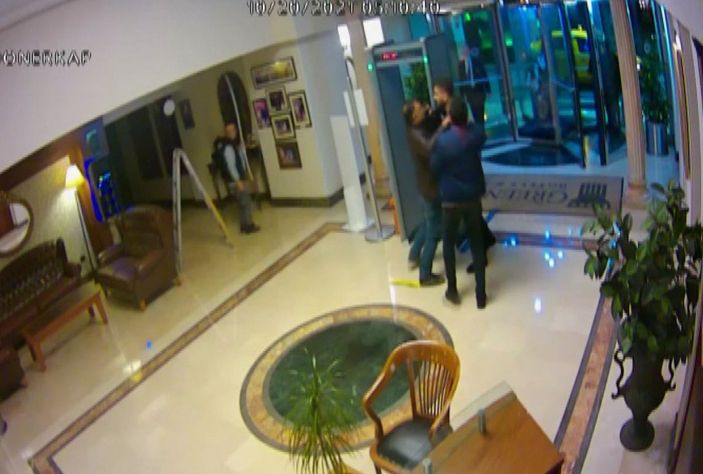 d Ataşehir'de, barda başlayıp lobide biten kavgada çenesi kırıldı