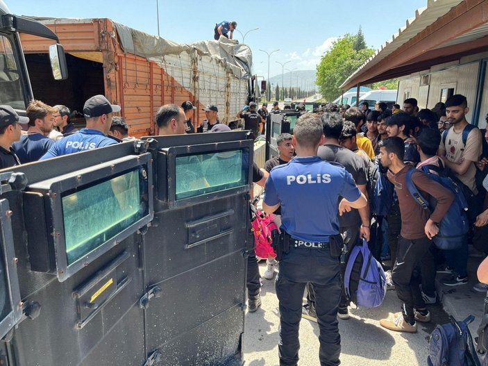 Kütahya'da kamyonun kasasından 92 düzensiz göçmen çıktı