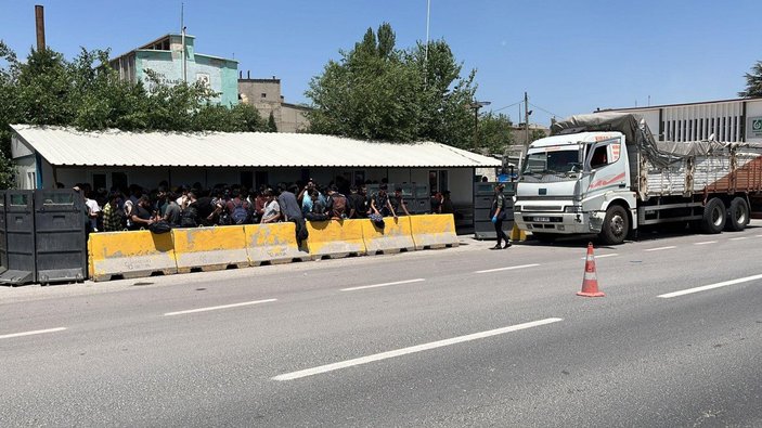 Kütahya'da kamyonun kasasından 92 düzensiz göçmen çıktı