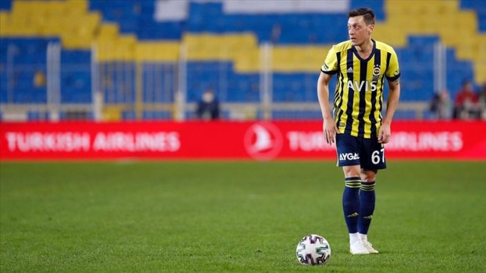 Mesut Özil, Fenerbahçe'den ayrılmayacağını açıkladı