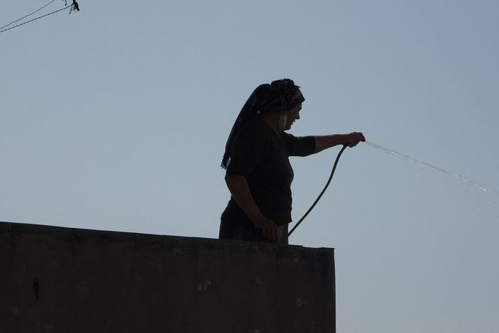 Pendik'te yangına mahalleli müdahalesi