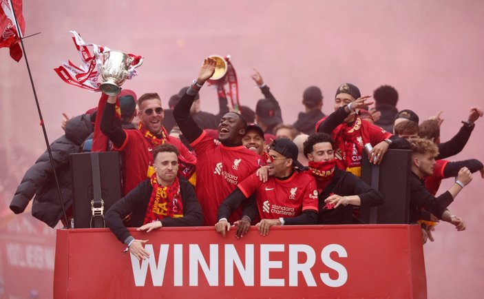 Liverpool taraftarı, Şampiyonlar Ligi finalini kaybeden takımlarını şarkılarla karşıladı