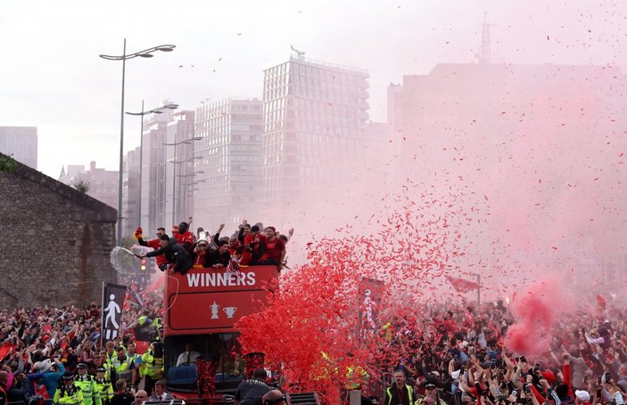 Liverpool taraftarı, Şampiyonlar Ligi finalini kaybeden takımlarını şarkılarla karşıladı