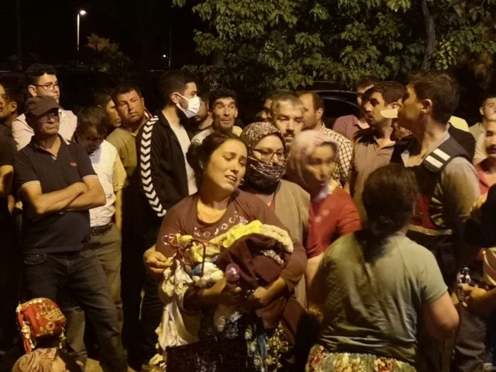 İzmir'de çocuklarının kaçırıldığını öne süren ailenin eylemi