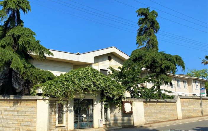 i Kocaeli'deki alkollü şahıs, çatıdan düştü