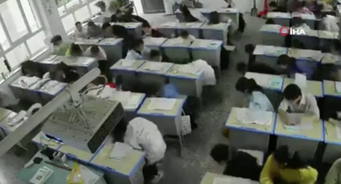 Çin'de öğrencilerin depreme yakalanma anı