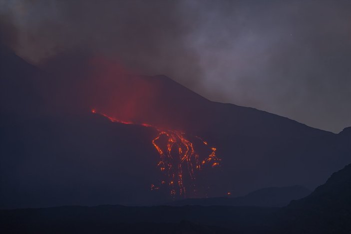 Etna Yanardağı, yeniden lav püskürttü