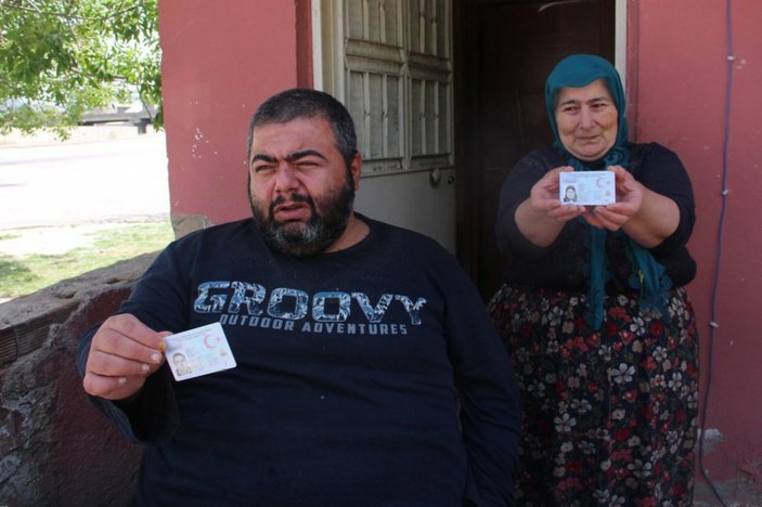 Kayıtlara ölü olarak geçen anne ve oğlu yeni kimliklerine kavuştu