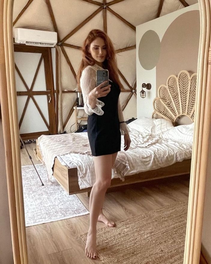 Mine Tugay bacaklarını açıp poz verdi, takipçileri yerinde duramadı! 'Sayende fetişim var'