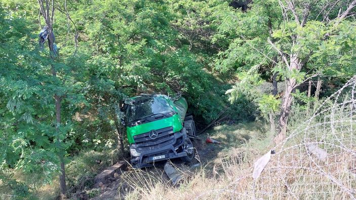 i Başakşehir'de İBB'nin su tankeri şarampole uçtu