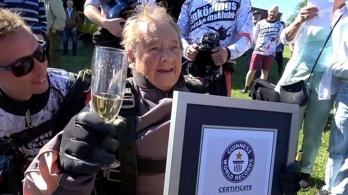 103 yaşındaki İsveçli kadın, paraşütle atlayarak rekor kırdı