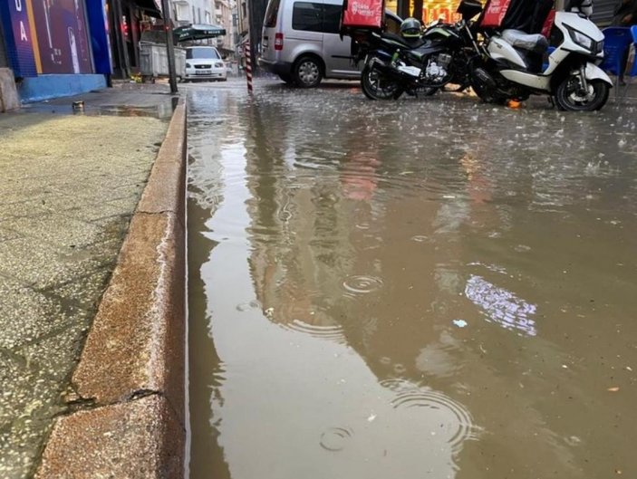 Eskişehir'de sağanak yağış sonrası yollar suyla doldu