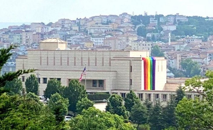 ABD Başkonsolosluğu’na LGBTİ bayrağı asıldı