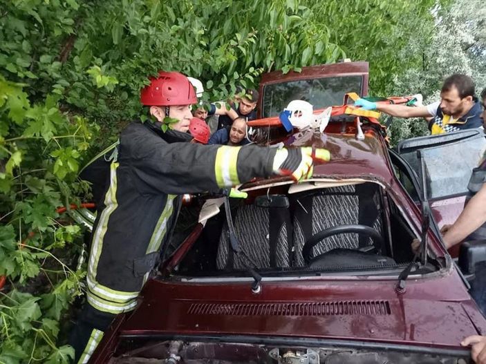 d Denizli’de otomobil ile kamyonet çarpıştı: 2 ölü, 3 yaralı