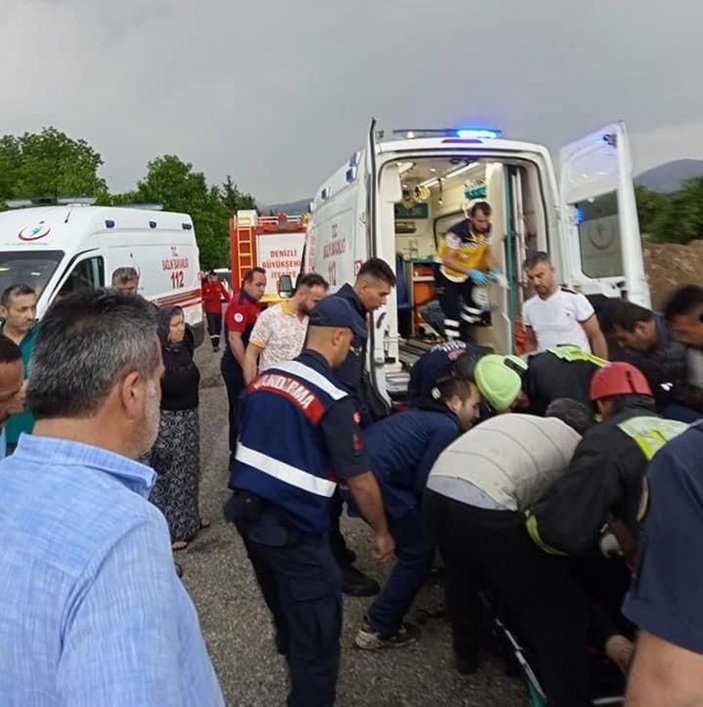 Denizli’de otomobil ile kamyonet çarpıştı: 2 ölü, 3 yaralı