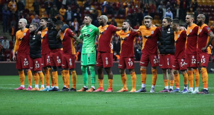 Galatasaray'da hangi futbolcularla yollar ayrılacak?