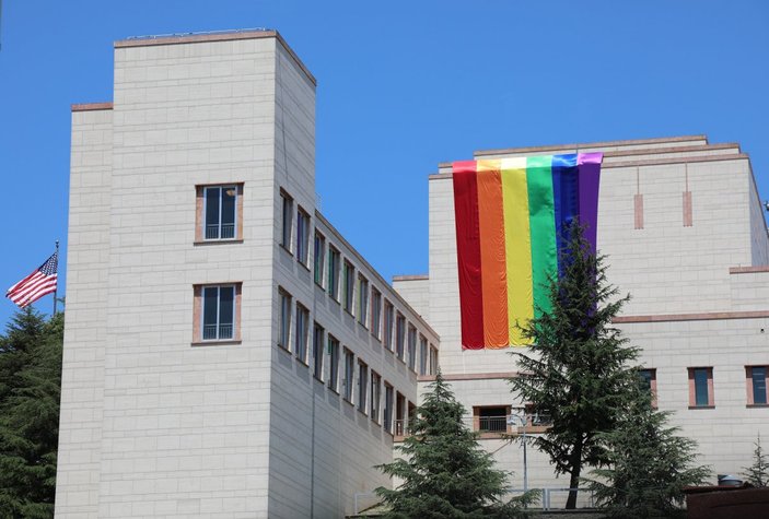 ABD Başkonsolosluğu’na LGBTİ bayrağı asıldı