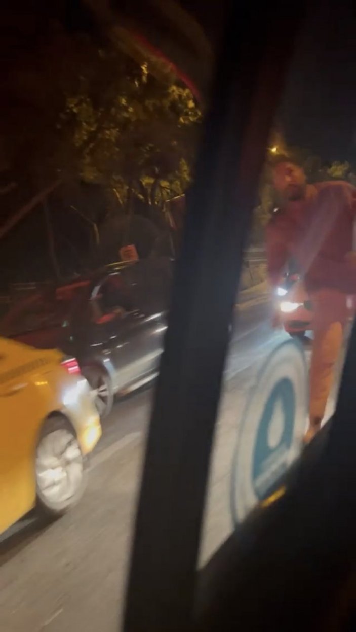 Taksim’de bir maganda, taksiciye küfürler yağdırıp saldırdı
