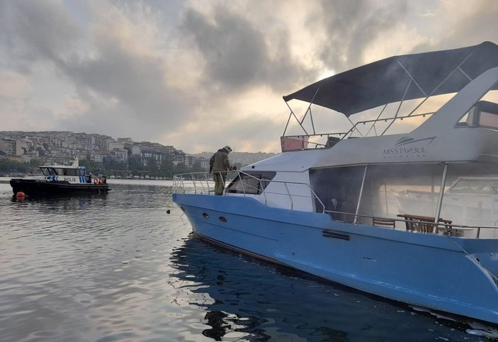 Balat’ta sahile demir atan özel gezi teknesi yandı