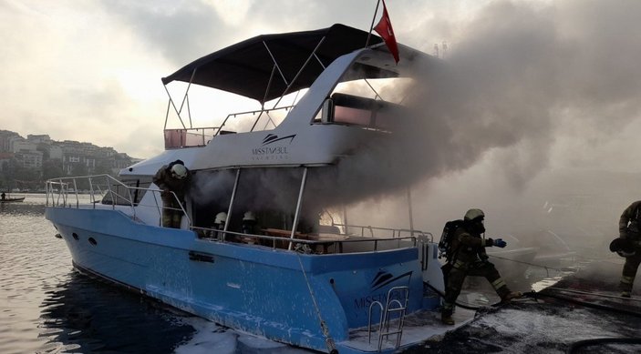 Balat’ta sahile demir atan özel gezi teknesi yandı