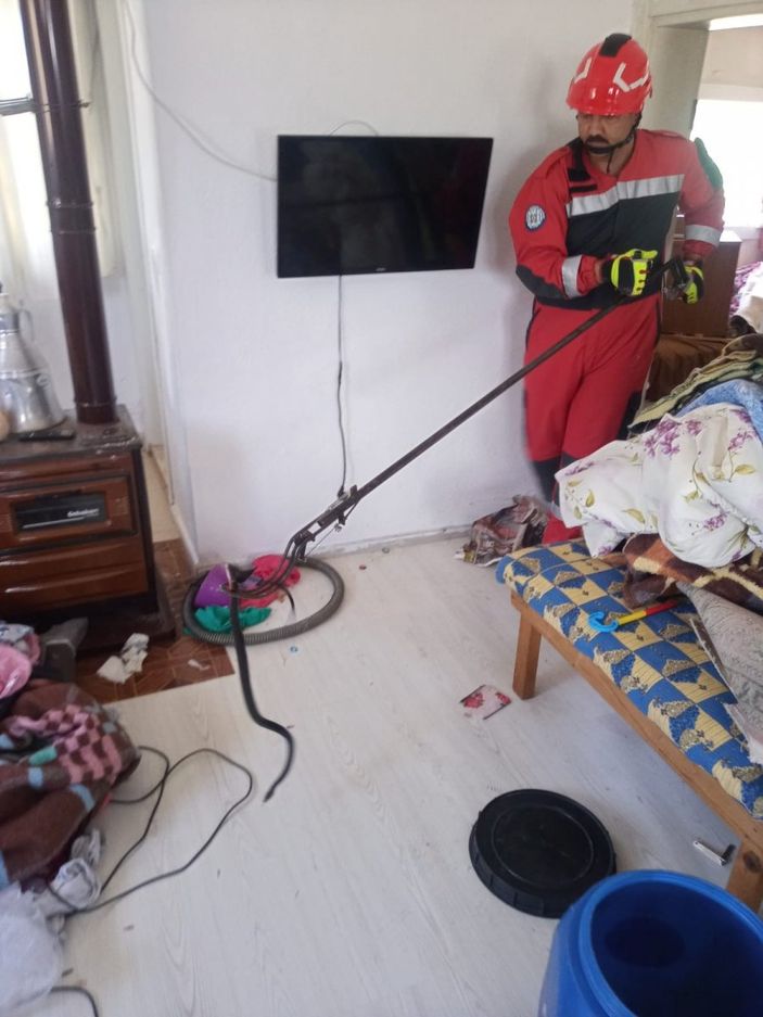 i Fethiye'de eve giren yılanı itfaiye yakaladı