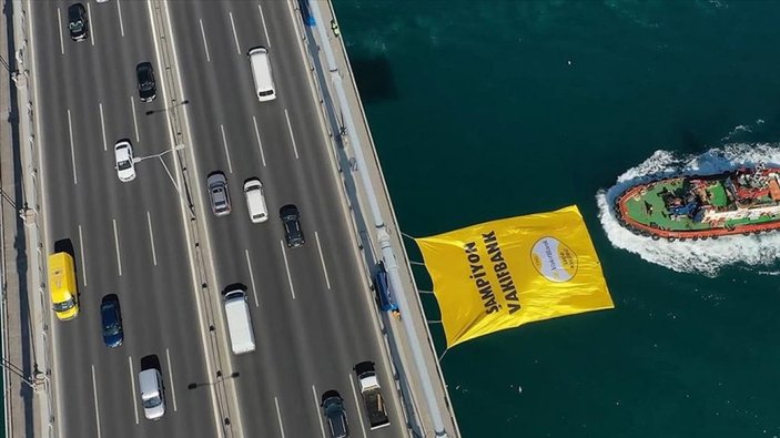 5 kupa kazanan VakıfBank'ın bayrağı Boğaz'daki köprülere asıldı