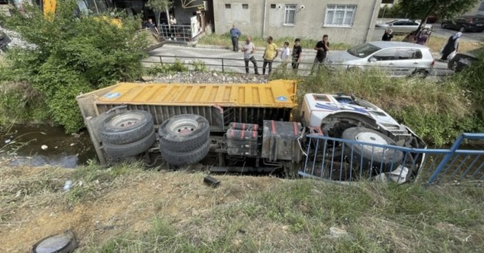 Beykoz'da durağa çarpan kamyon, su kanalına devrildi