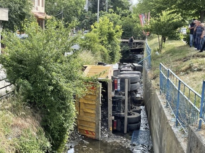 Beykoz'da durağa çarpan kamyon, su kanalına devrildi