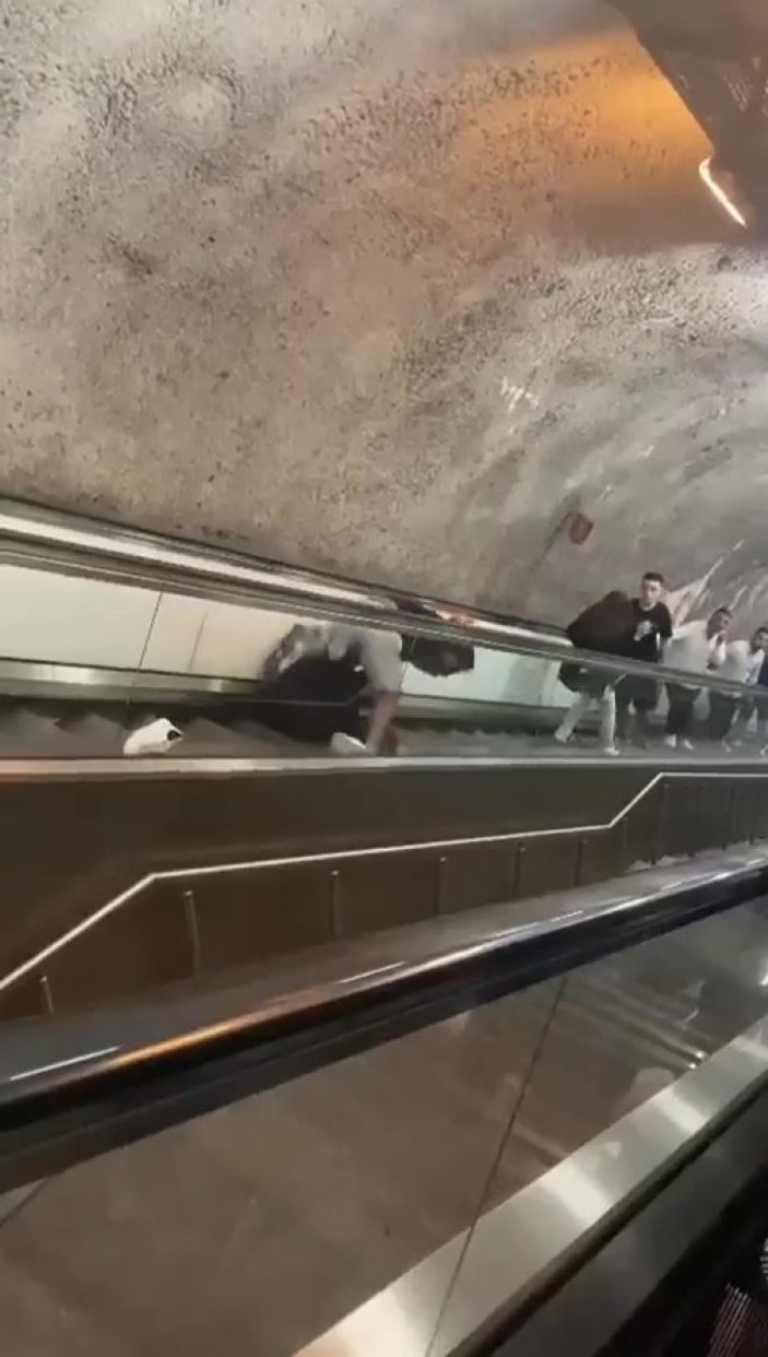 Üsküdar'da yürüyen merdivenlerde yuvarlanarak kavga ettiler