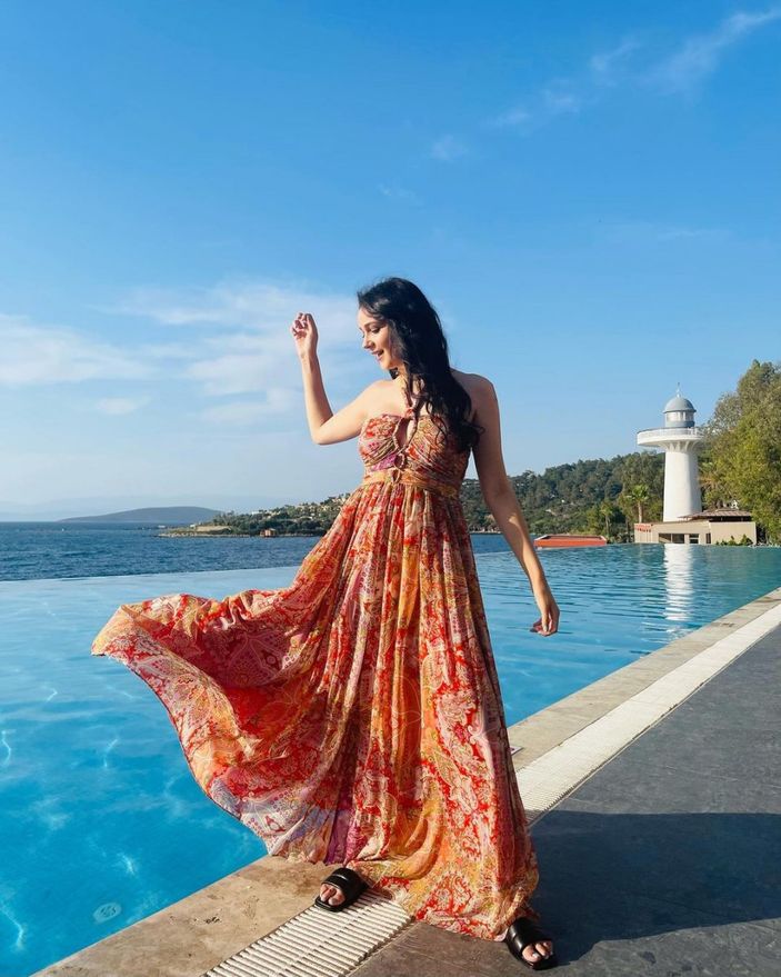 Gönül Dağı'nın Dilek'i havuz başında güneş banyosu yaptı, kolundaki iz dikkat çekti! 'Pürüzsüz tenine ne oldu'