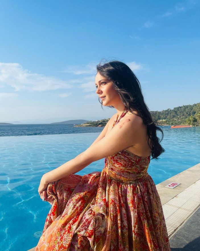 Gönül Dağı'nın Dilek'i havuz başında güneş banyosu yaptı, kolundaki iz dikkat çekti! 'Pürüzsüz tenine ne oldu'