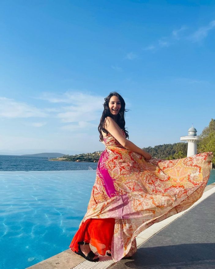 Gönül Dağı'nın Dilek'i havuz başında güneş banyosu yaptı, kolundaki iz dikkat çekti! 'Pürüzsüz tenine ne oldu'