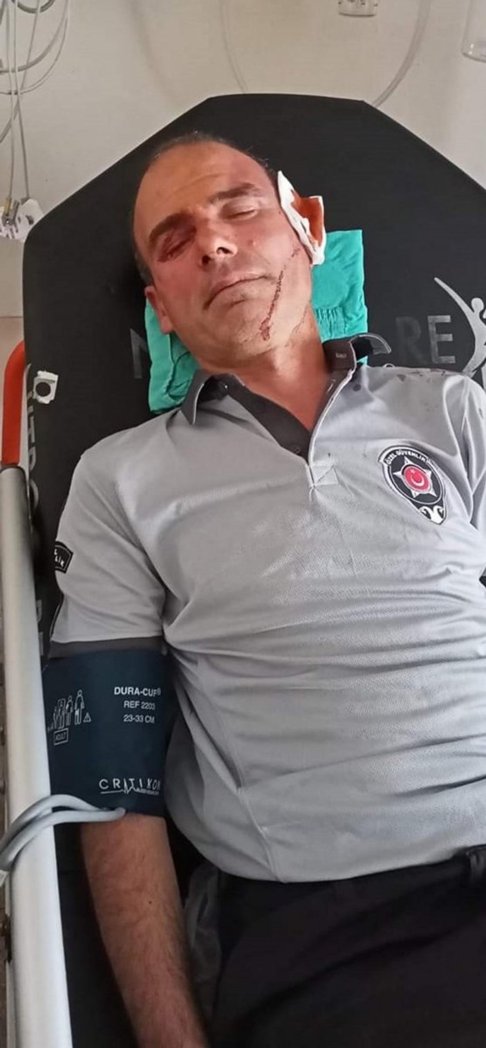İzmir'de, hasta yakınları güvenlik görevlisini darbetti