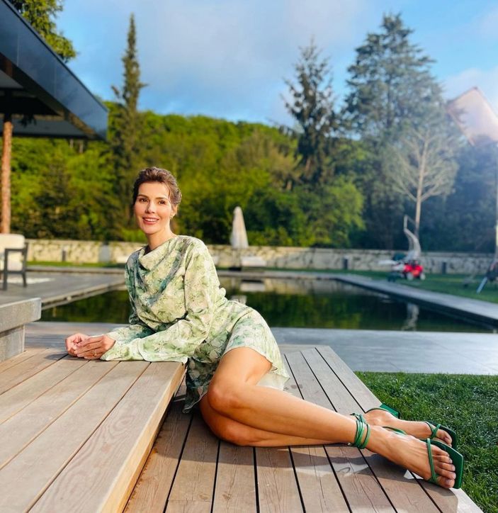 İyilik'in Neslihan'ı Hatice Şendil gömleğinin düğmelerini açtı, derin dekoltesiyle ışıldadı! 'Göz kamaştırıcı'