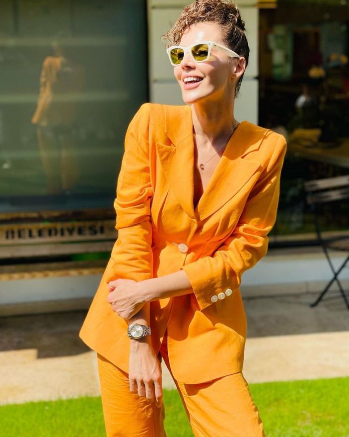 İyilik'in Neslihan'ı Hatice Şendil gömleğinin düğmelerini açtı, derin dekoltesiyle ışıldadı! 'Göz kamaştırıcı'