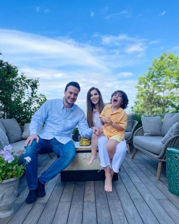 İyilik'in Neslihan'ı Hatice Şendil gömleğinin düğmelerini açtı, derin dekoltesiyle ışıldadı! 'Göz kamaştırıcı'