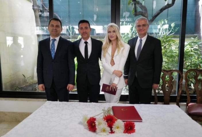 Mustafa Sandal, sevgilisi Melis Sütşurup ile İtalya'da evlendi
