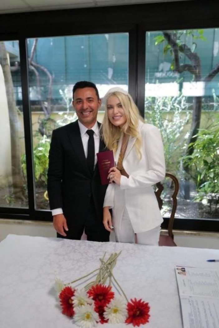 Mustafa Sandal, sevgilisi Melis Sütşurup ile İtalya'da evlendi