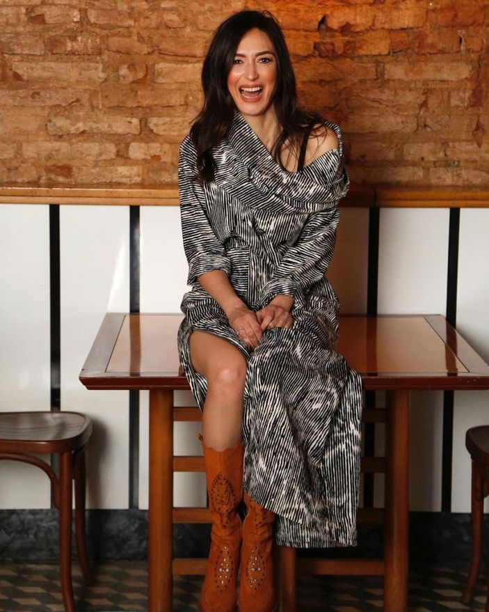 Arka Sokaklar'ın Aylin'i mini elbiseli pozuyla sosyal medyayı kasıp kavurdu! Bir bakan bir daha bakıyor...