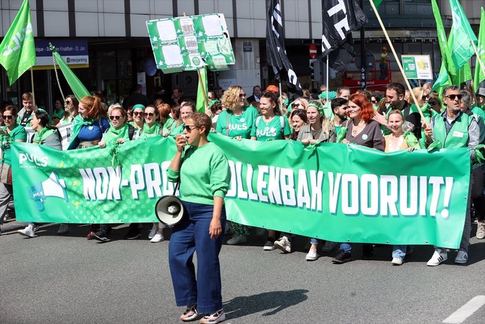 Brüksel'de, sağlık ve kültür çalışanları protesto düzenledi