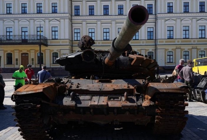 Ukrayna, Rus ordusunun ele geçirilen askeri teçhizatlarını sergiledi
