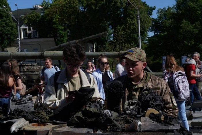 Ukrayna, Rus ordusunun ele geçirilen askeri teçhizatlarını sergiledi