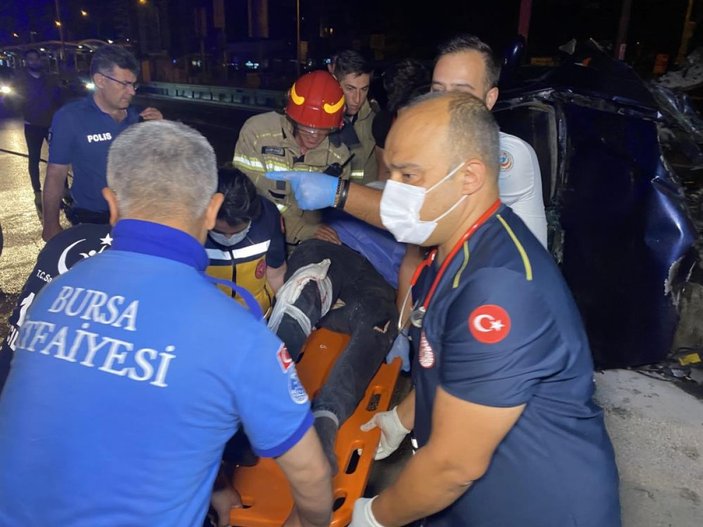Bursa'da metro duvarına çarpan otomobil hurdaya döndü