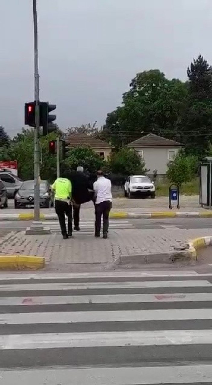 Düzce polisinden yaşlı adama yardım